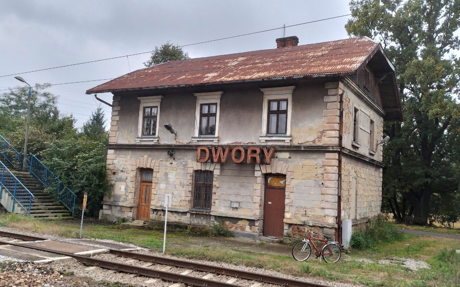 PUBLICYSTYKA. Czy warto płakać za stacją „Dwory” (ciągle nie „Oświęcim-Dwory”)?