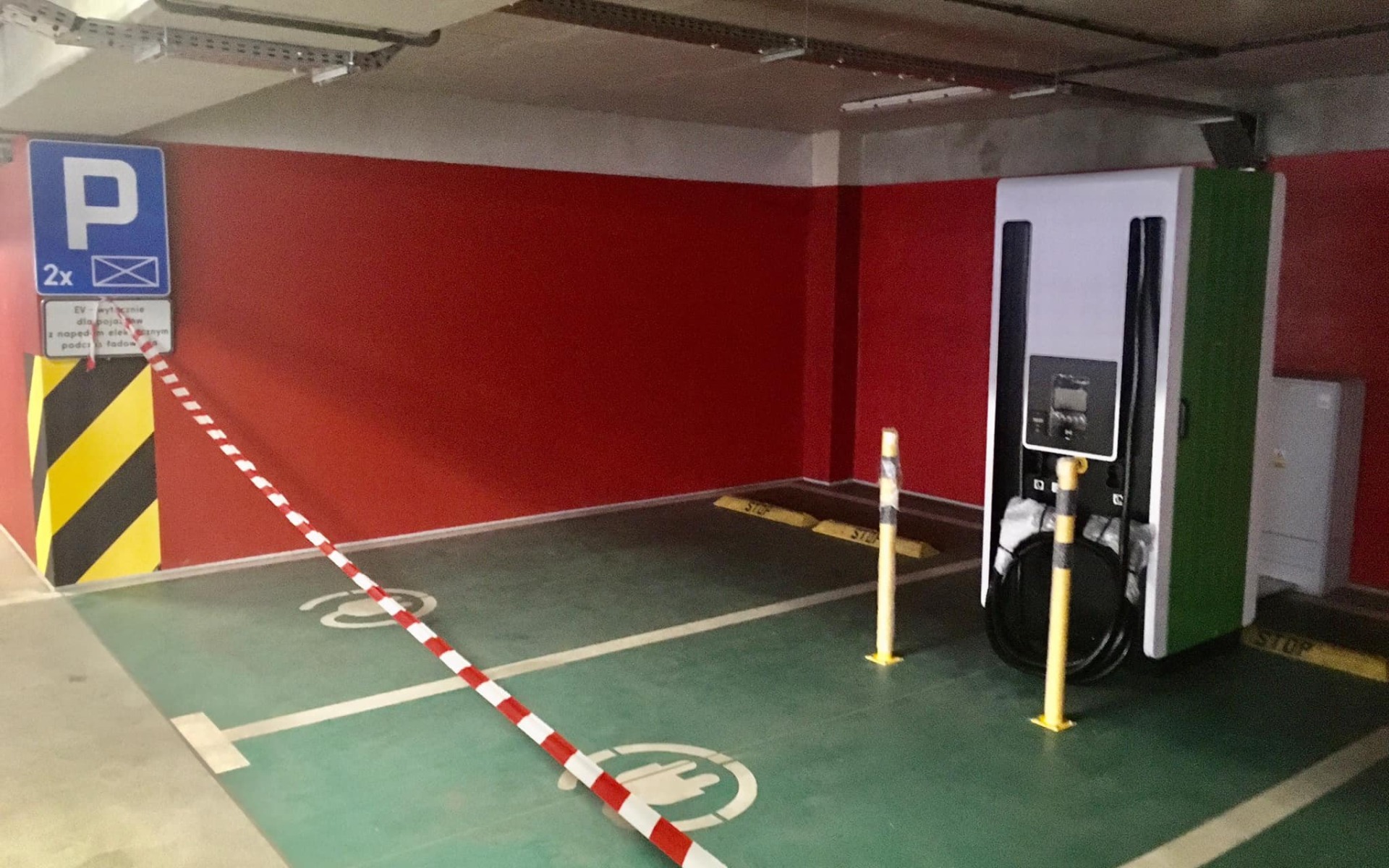 OŚWIĘCIM. Pierwsza ładowarka samochodów elektrycznych już działa