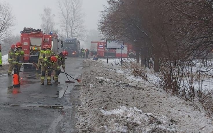 OŚWIĘCIM. Z ciężarówki na jezdnię wyciekło kilkaset litrów paliwa