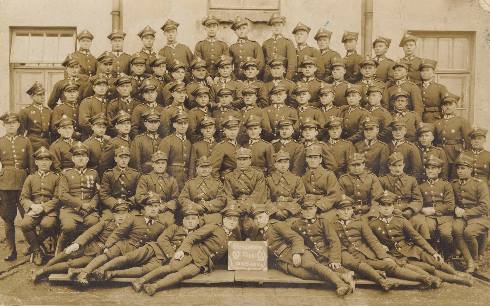 POWIAT. Żołnierze z koszar w Oświęcimiu na starej fotografii