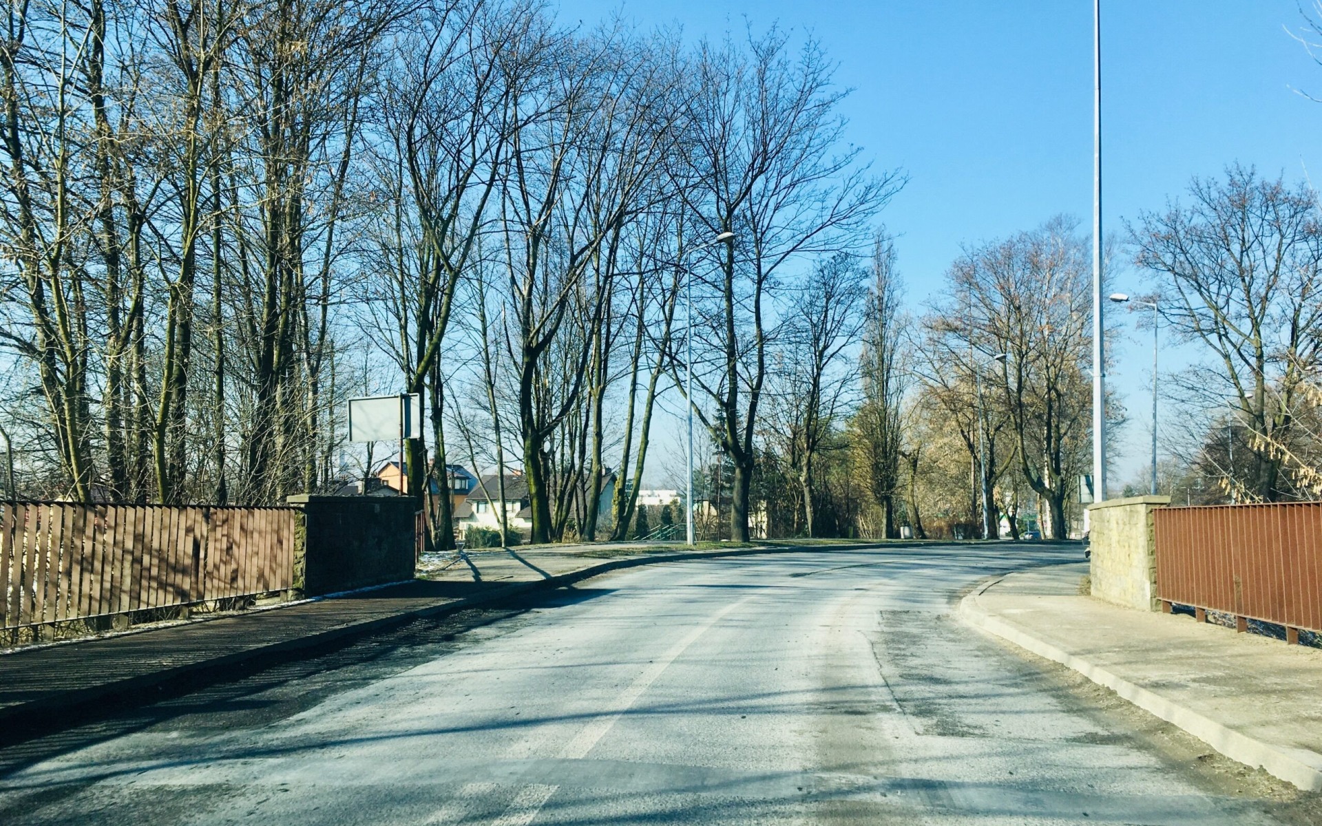 PUBLICYSTYKA. Zaledwie miesiąc zimy, a drogi w Oświęcimiu jak ser szwajcarski