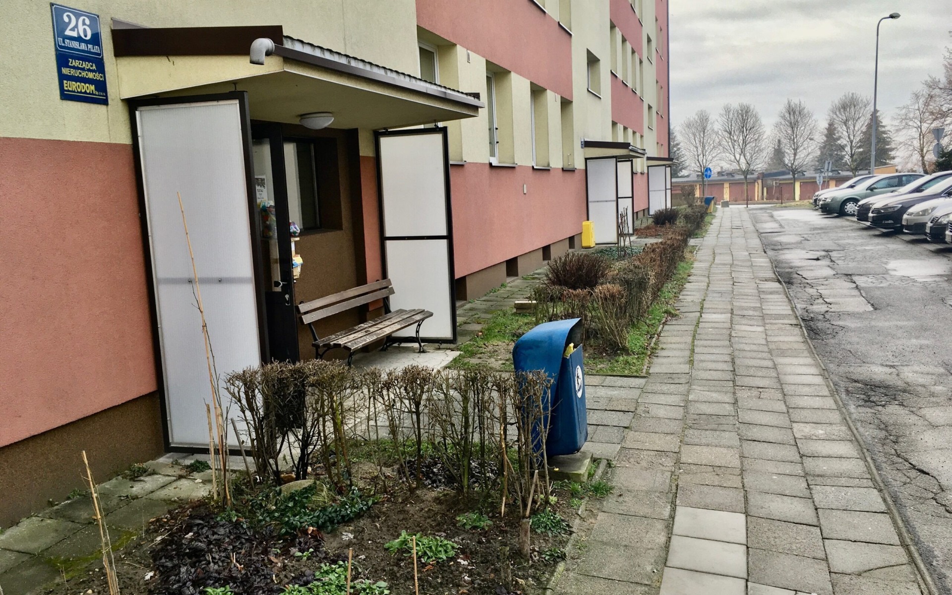 PUBLICYSTYKA. Szkoda, że ślepa lojalność ważniejsza niż chodnik