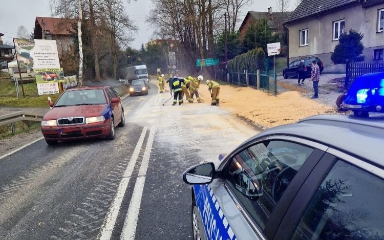 PRZECISZÓW. 4 tony kukurydzy wylądowało na drodze