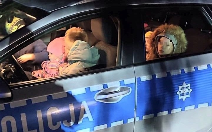 POWIAT. Dzieci z Ukrainy ogrzały się w policyjnych radiowozach