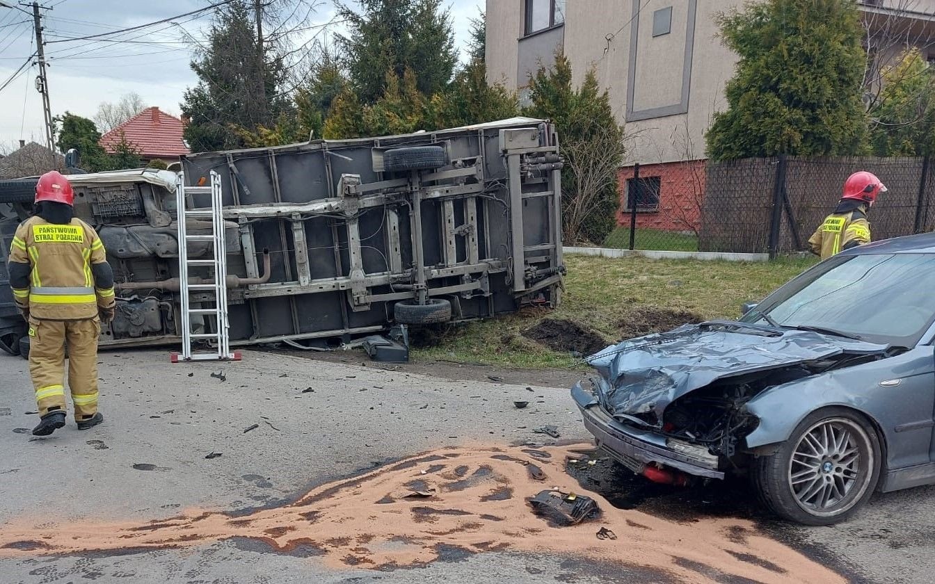 POWIAT. Zderzenie samochodu osobowego z ciężarowym