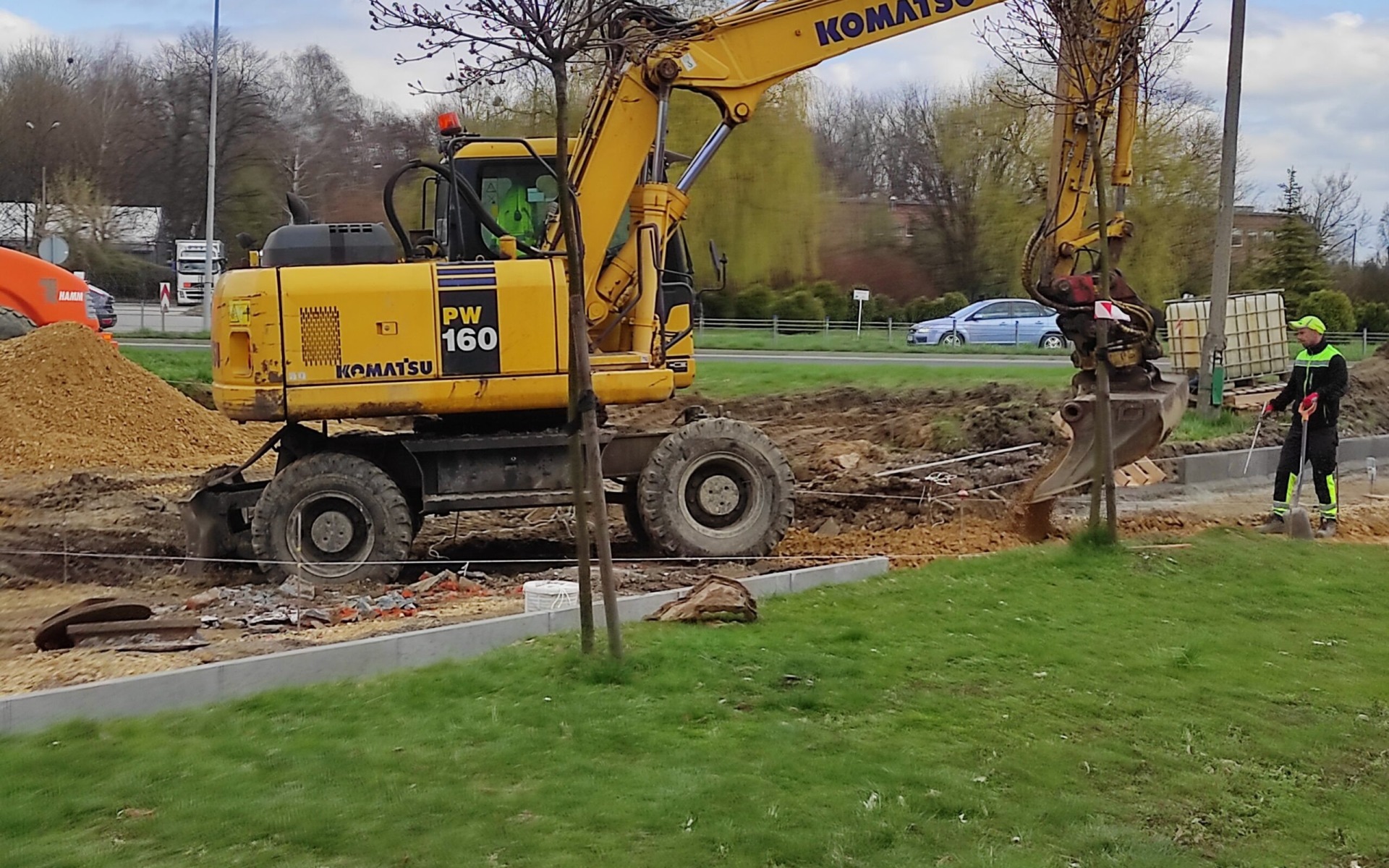 OŚWIĘCIM. Miasto porządkuje teren wokół krytej pływalni
