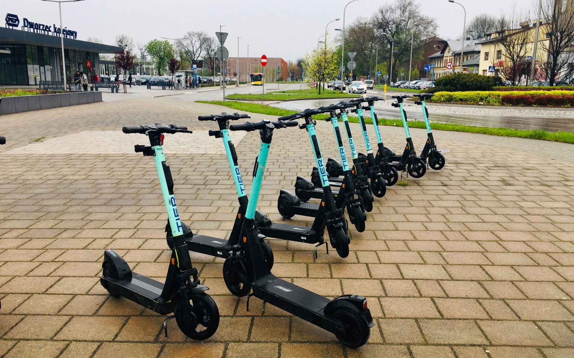 PUBLICYSTYKA. Paryż i Rzym nie chce elektrycznych hulajnóg! Czy pora na Oświęcim?