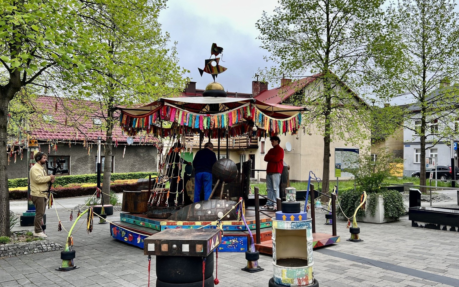 OŚWIĘCIM. Francuska rzeźba – karuzela Immotus verto stanęła na Placu Skarbka