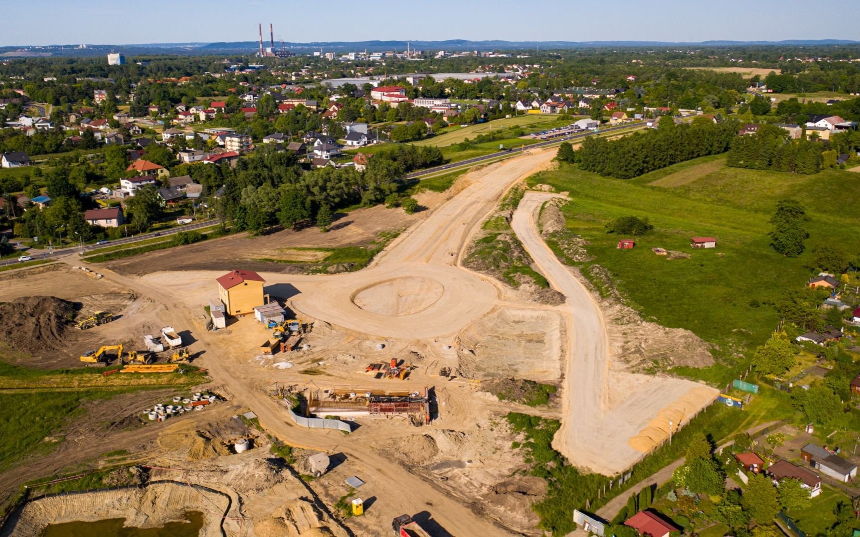 OŚWIĘCIM. Czerwcowy przelot dronem nad budową nowej obwodnicy Oświęcimia do drogi S1