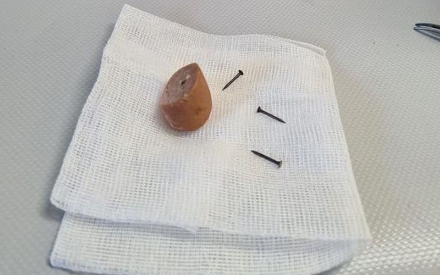 CHEŁMEK. Rozrzucił smaczki i parówki naszpikowane gwoździami