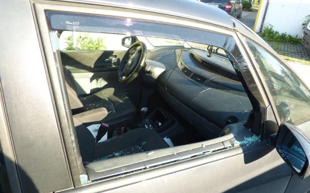 BRZESZCZE. Dwa psy zamknięte w samochodzie w pełnym słońcu na parkingu