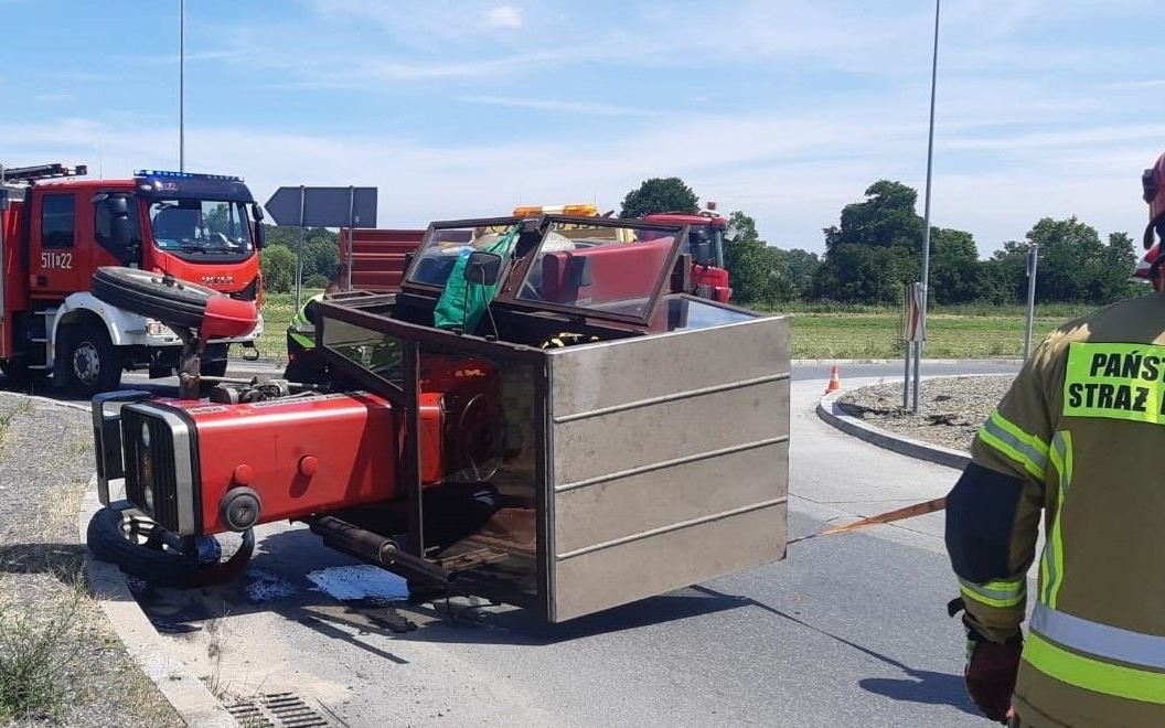 ŁĘKI. Ursus z przyczepą wywrócił się podczas skrętu