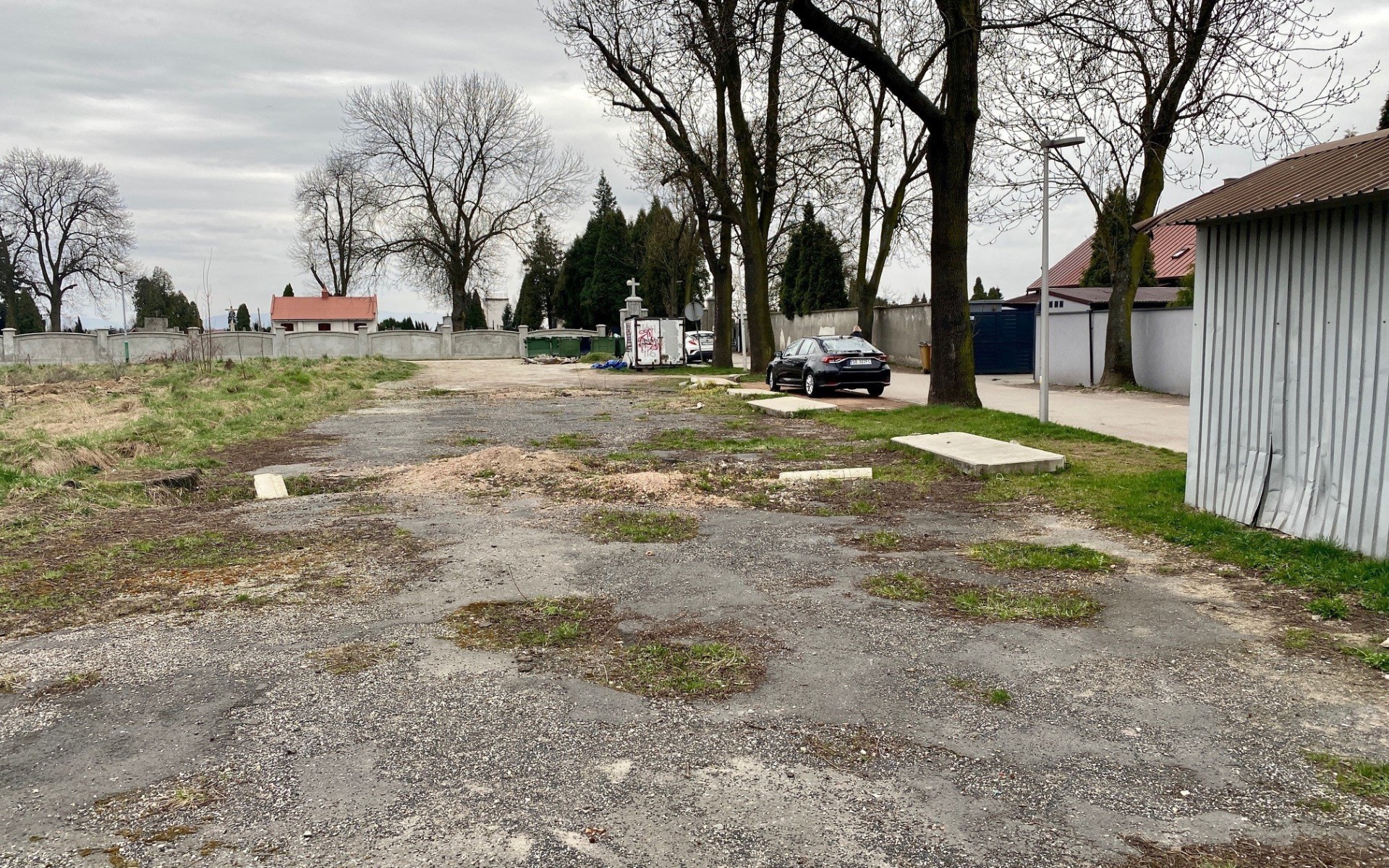 OŚWIĘCIM. Parking przy cmentarzu parafialnym woła o pomstę do nieba!
