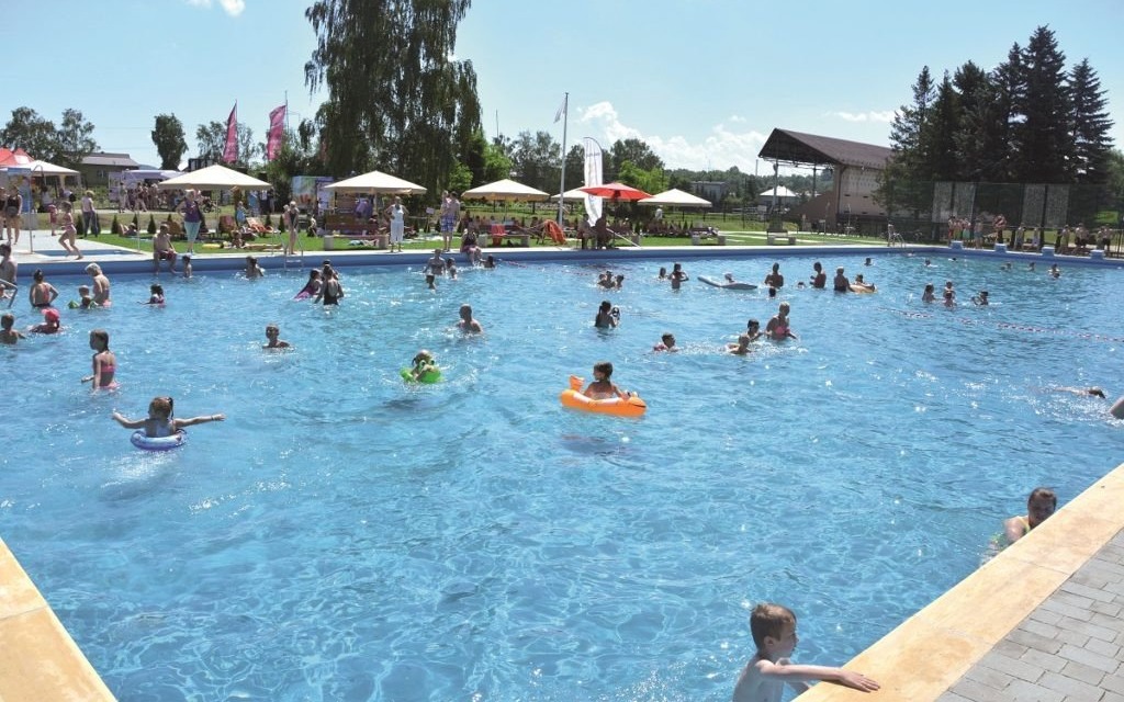 LIBIĄŻ. Basen otwarty z wodnym placem zabaw dla dzieci idealny na gorące dni