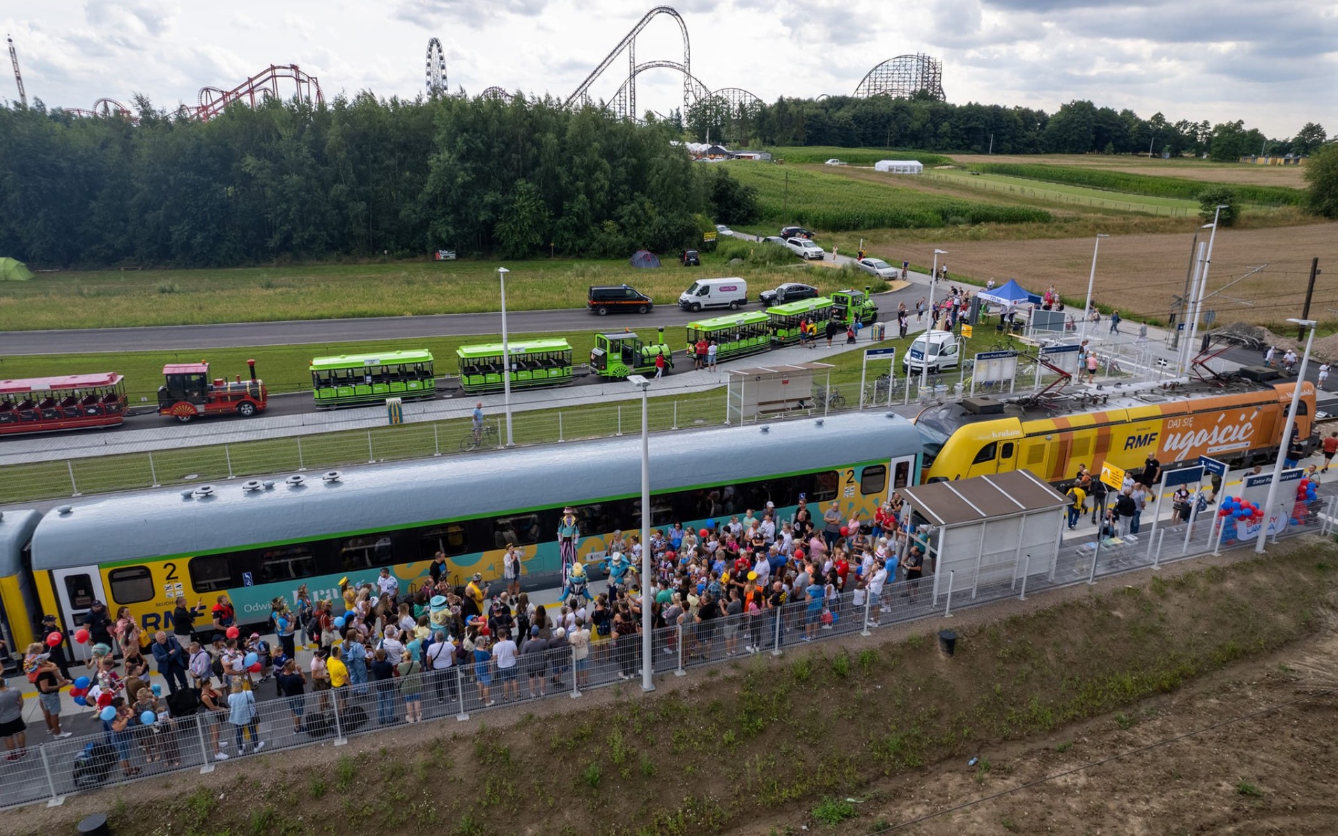ZATOR. Wakacyjny pociąg RMF FW dojechał z Poznania do stacji Zator Park Rozrywki