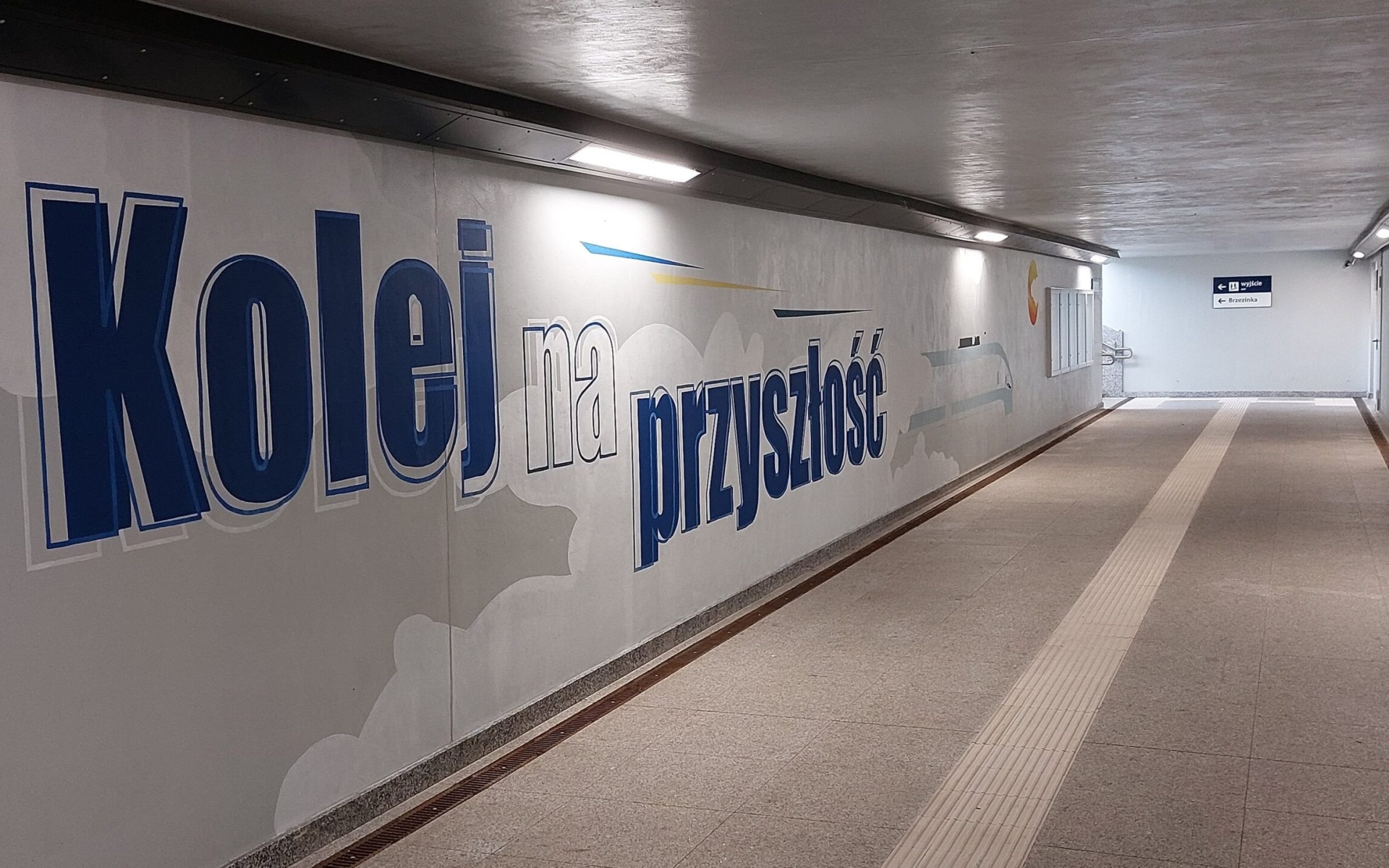 OSWIĘCIM. Murale „Kolej na przyszłość” w przejściu podziemnym na dworcu kolejowym