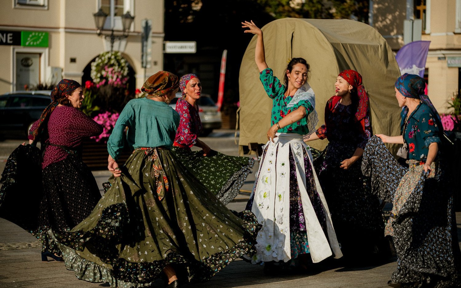 OŚWIĘCIM. Na Rynek Główny przybył Teatr Migro „Drom-ścieżkami Romów”