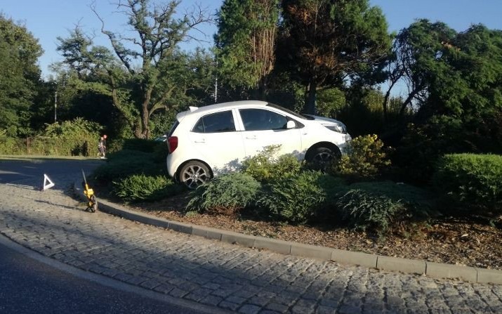 OŚWIĘCIM. Kierowca pomylił gaz z hamulcem, wjechał w rondo