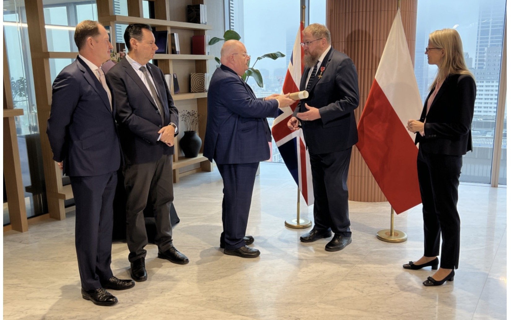 OŚWIĘCIM. Krzyż Oficerski Orderu Imperium Brytyjskiego dla dyrektora Muzeum Auschwitz