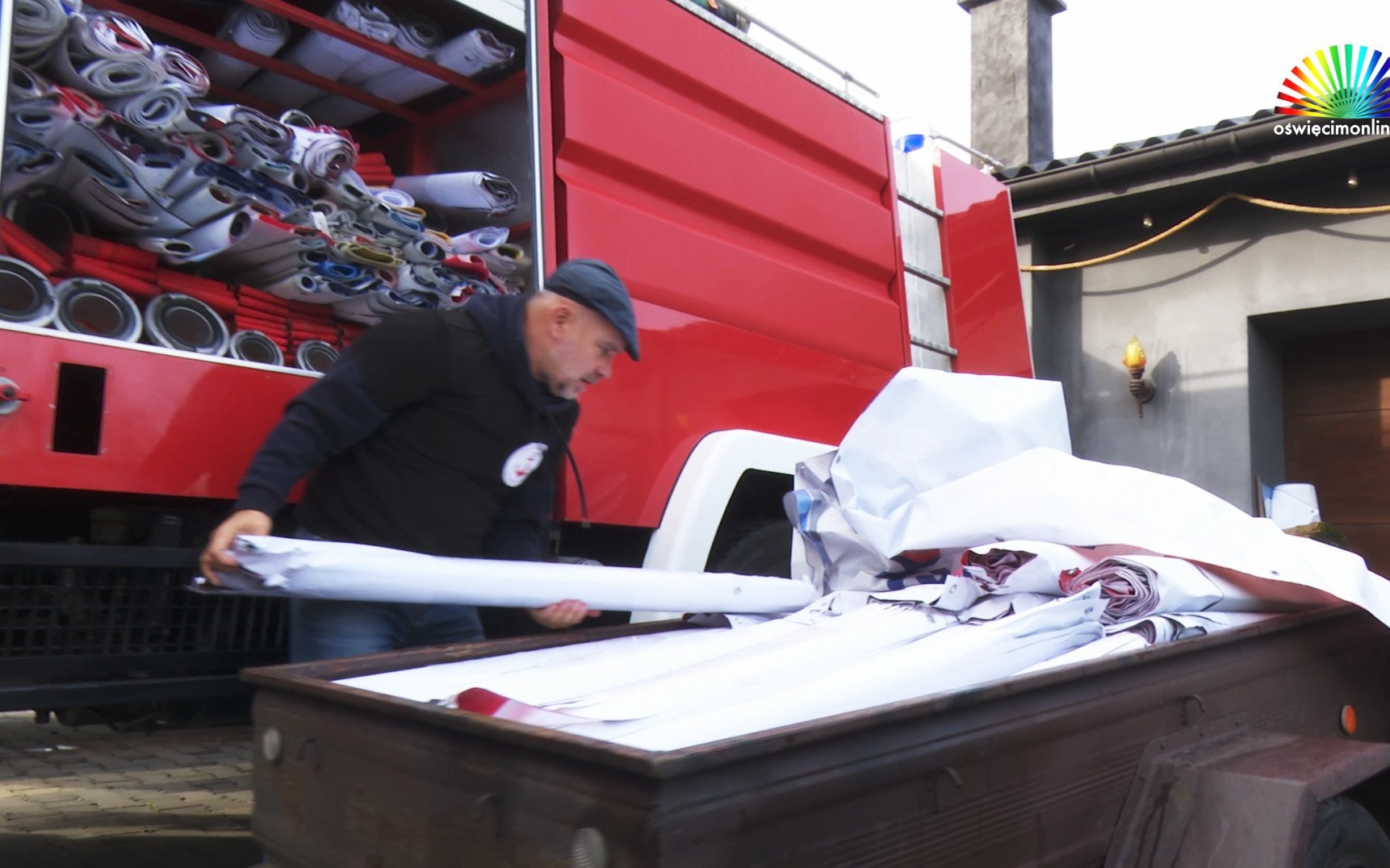 OŚWIĘCIM. Nadaje banerom wyborczym nowe życie