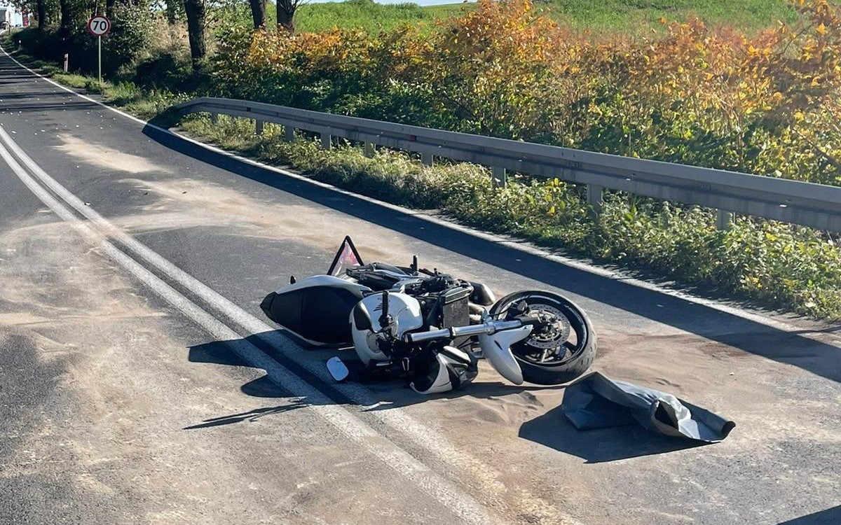 WŁOSIENICA. Motocyklista stracił panowanie nad pojazdem i uderzył w barierę energochłonną