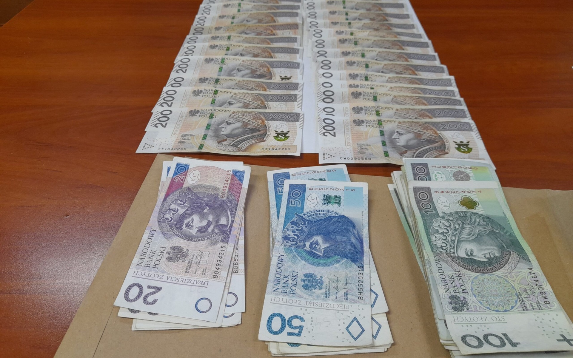 OŚWIĘCIM. Ktoś zgubił na Osiedlu Chemików dużą sumę pieniędzy