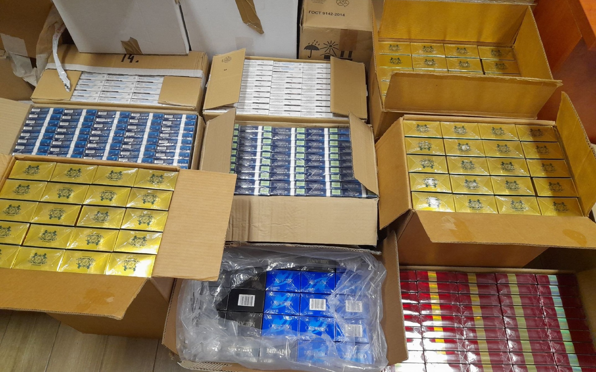 CHEŁMEK. Dużo paczek nielegalnych papierosów i butelek wódki