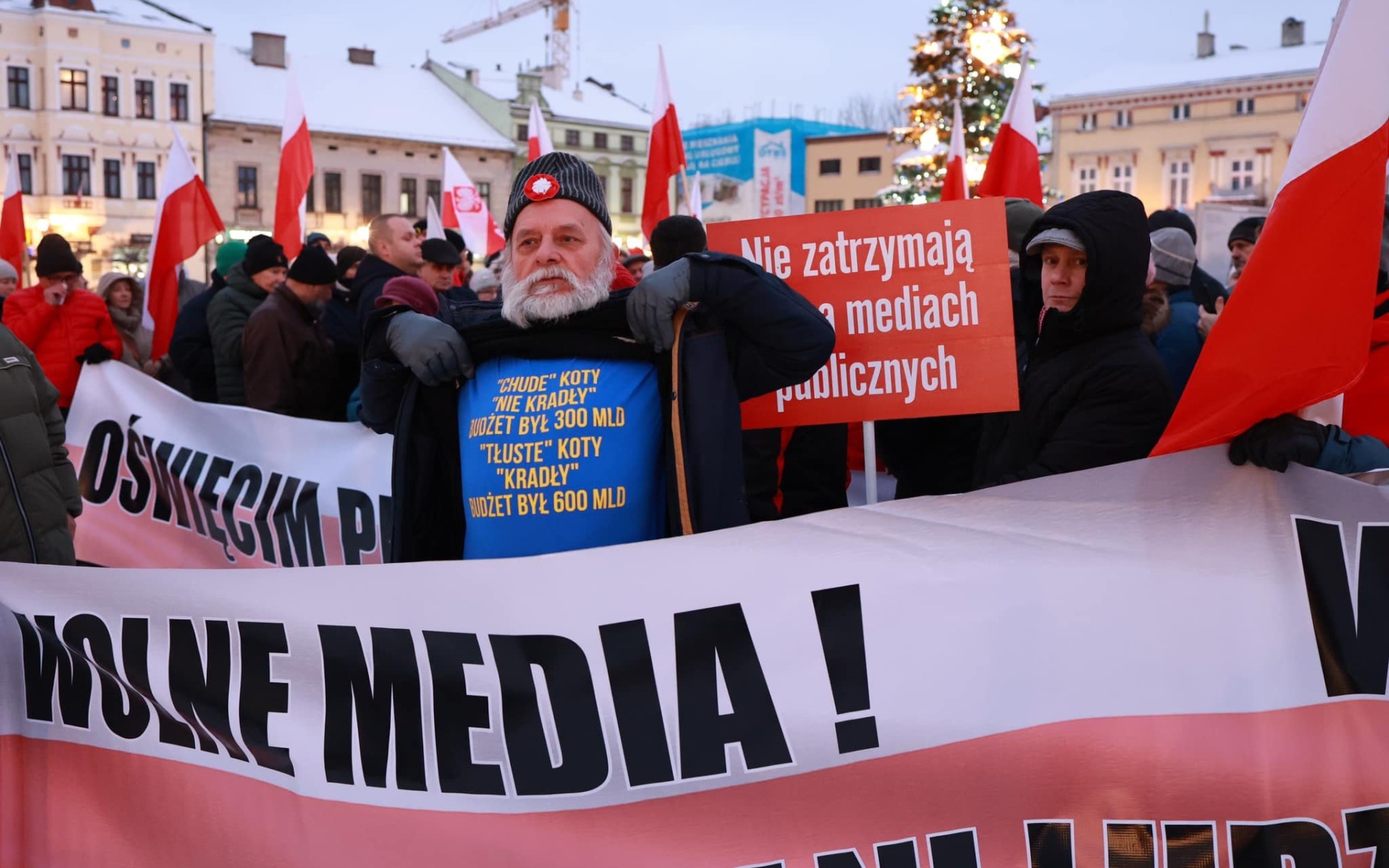 OŚWIĘCIM. Fotorelacja z protestu na Rynku Głównym „Wolni ludzie, wolne media, wolne sądy!”