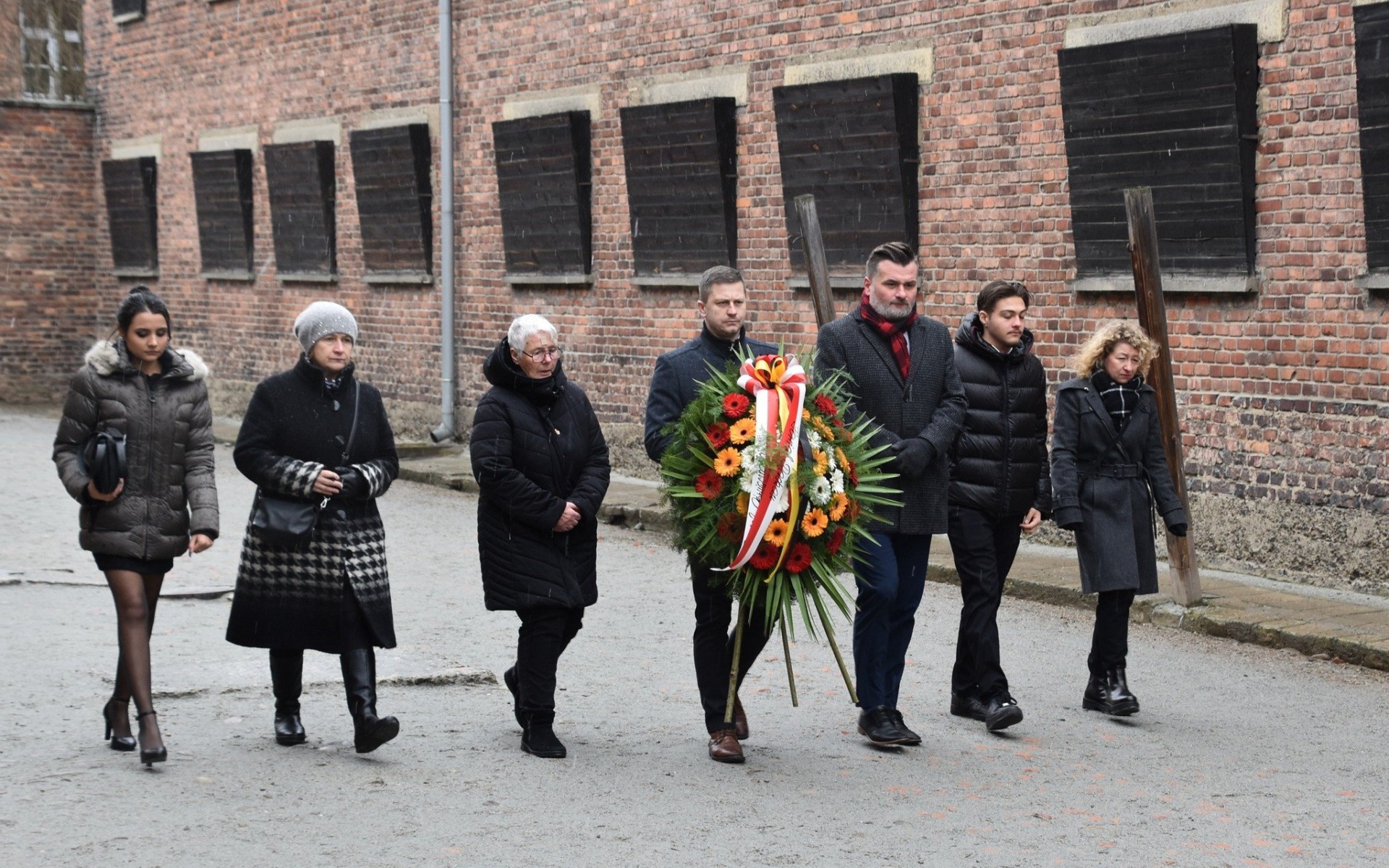 OŚWIĘCIM. 27 stycznia delegacje złożyły kwiaty na płycie Grobu Nieznanego Żołnierza