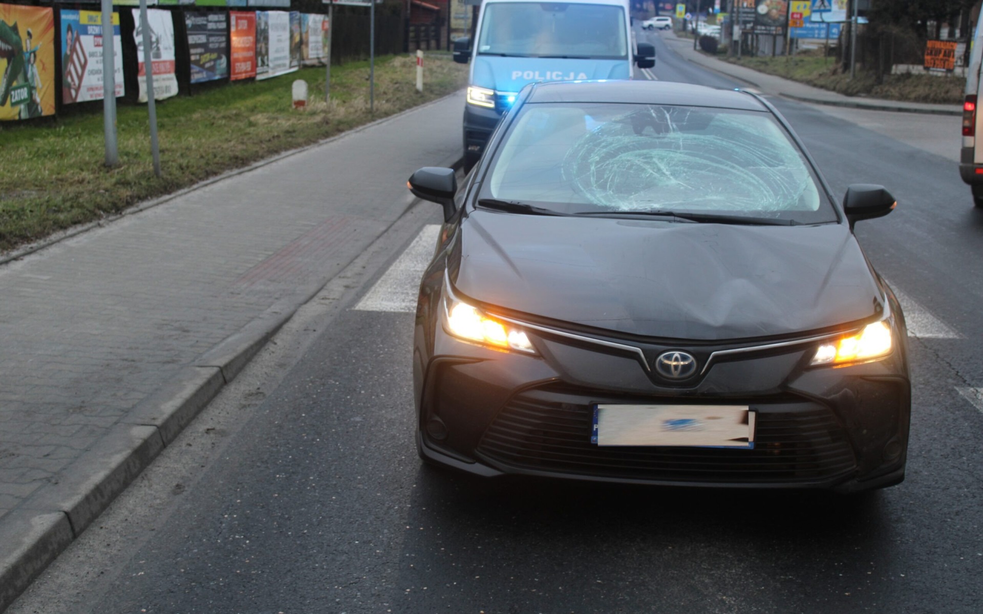 ZATOR. Potrącenie dwójki nastolatków na przejściu dla pieszych