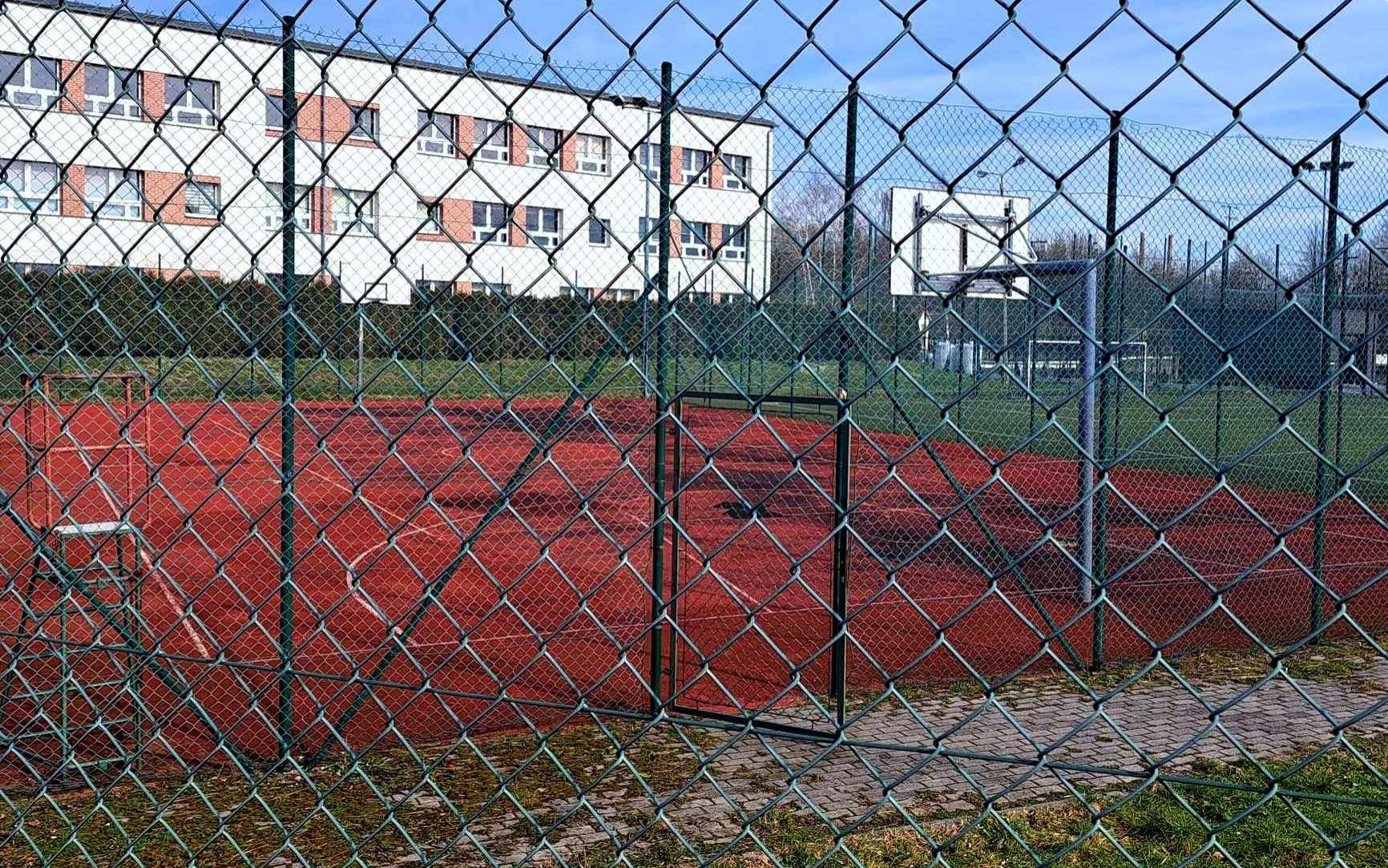 POWIAT. Będzie remont najstarszego orlika w Oświęcimiu przy szkole „Chemik”