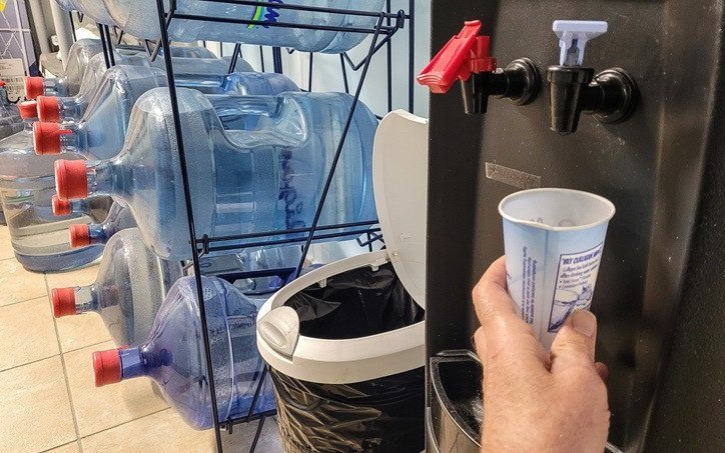 Zalety korzystania z dystrybutorów filtrujących wody w porównaniu z wodą butelkowaną