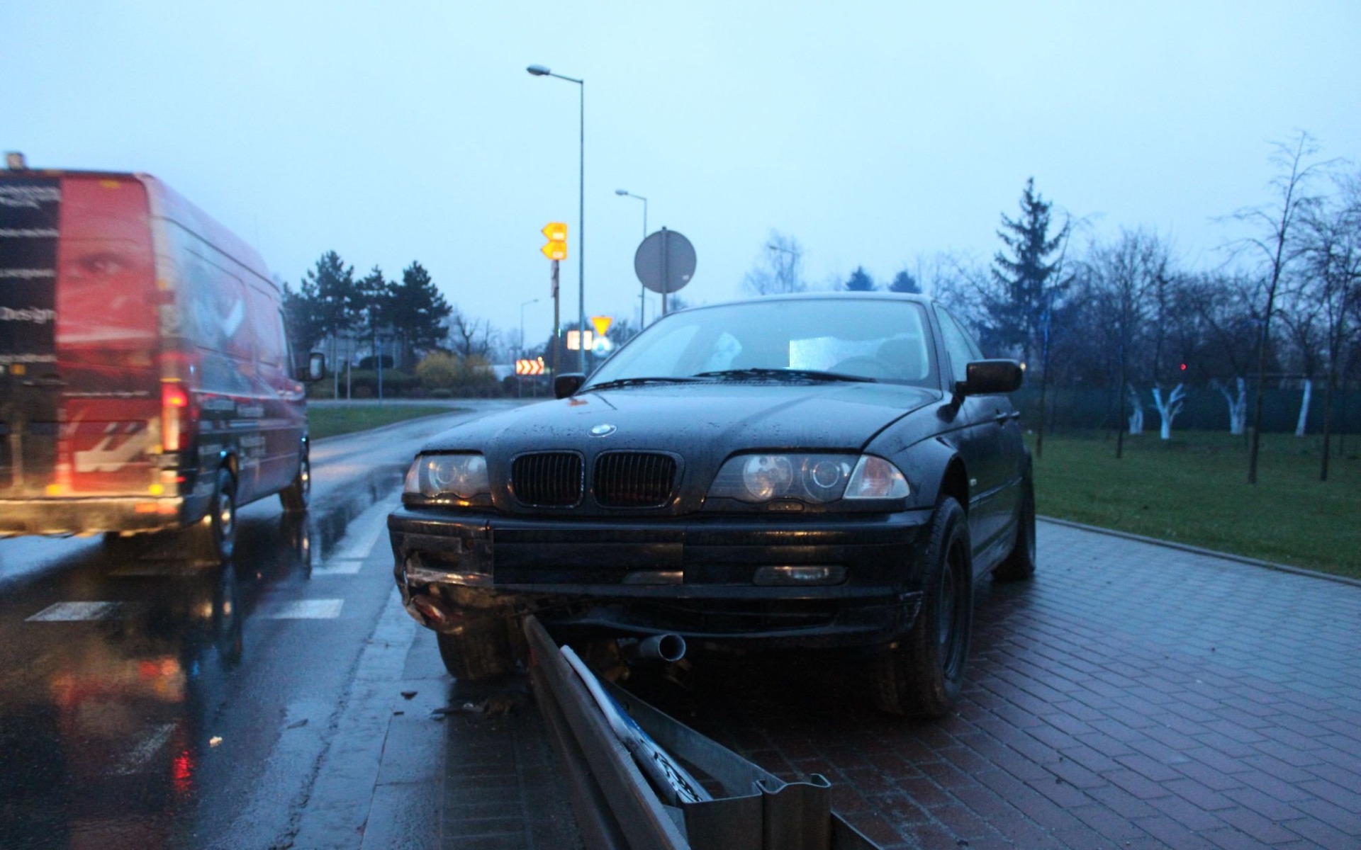 OŚWIĘCIM. O 3 w nocy uderzył w znak drogowy oraz barierę energochłonną