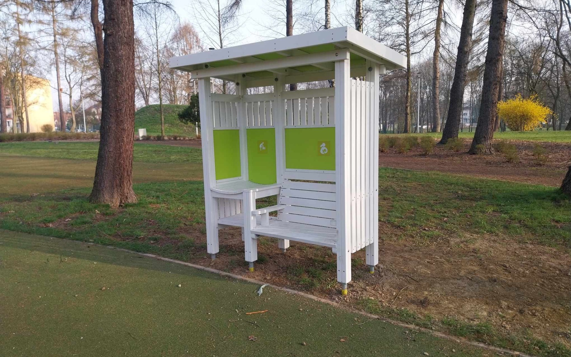 OŚWIĘCIM. W parku miejskim powstała pierwsza ławka do karmienia piersią