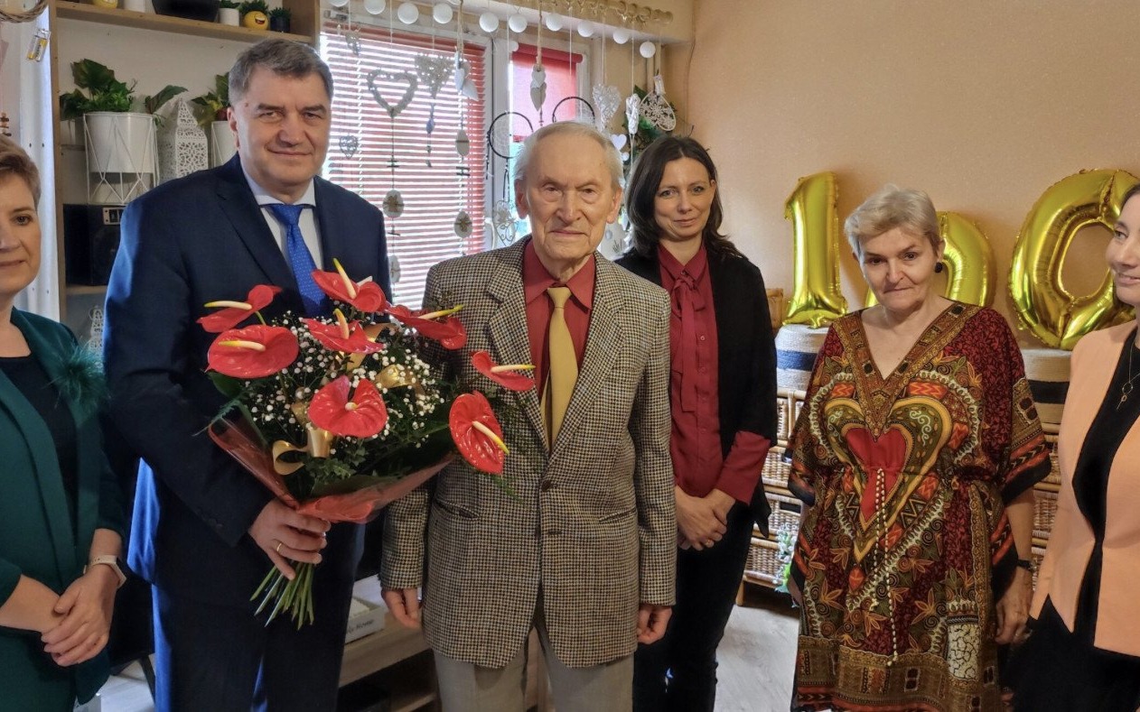 OŚWIĘCIM. Hieronim Tomczak skończył sto lat, od lat jest wierny pływaniu i gimnastyce