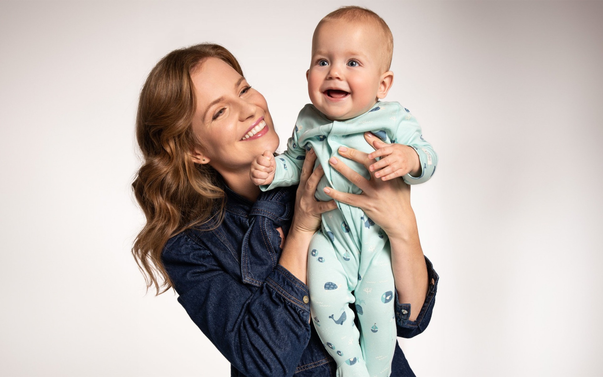 Ubranka dla noworodka – przegląd najlepszych materiałów dla delikatnej skóry