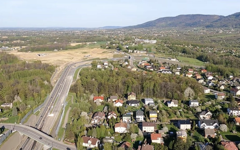 OŚWIĘCIM. Przelot na paralotni całej trasy S1 z Bielska-Białej do węzła Oświęcim