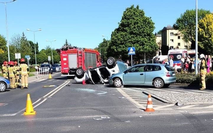 OŚWIĘCIM. Po zderzeniu na skrzyżowaniu jeden z pojazdów dachował