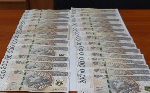 ZATOR. Dwie dziewczynki znalazły banknoty zwinięte w rulon