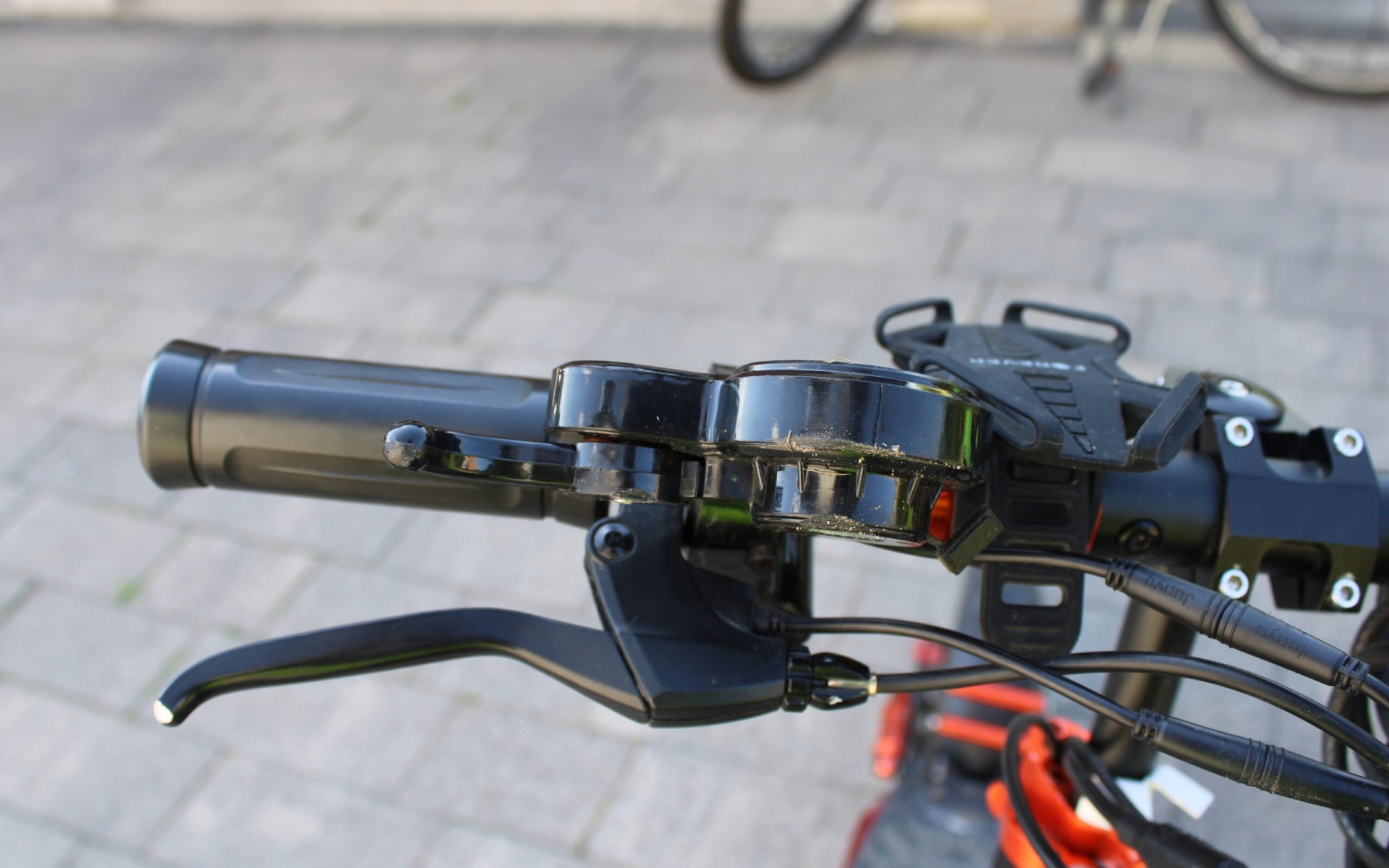 Wypadek na ścieżce rowerowej w Przeciszowie: 14-latek na hulajnodze elektrycznej doznał poważnych obrażeń