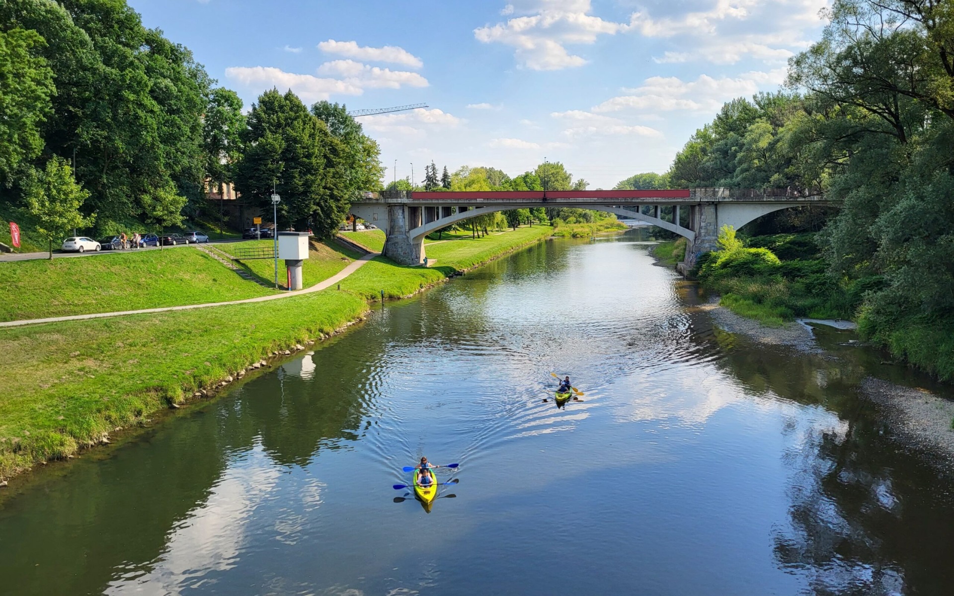 Sezon na spływy kajakowe w Oświęcimiu: dołącz do wodnej przygody!