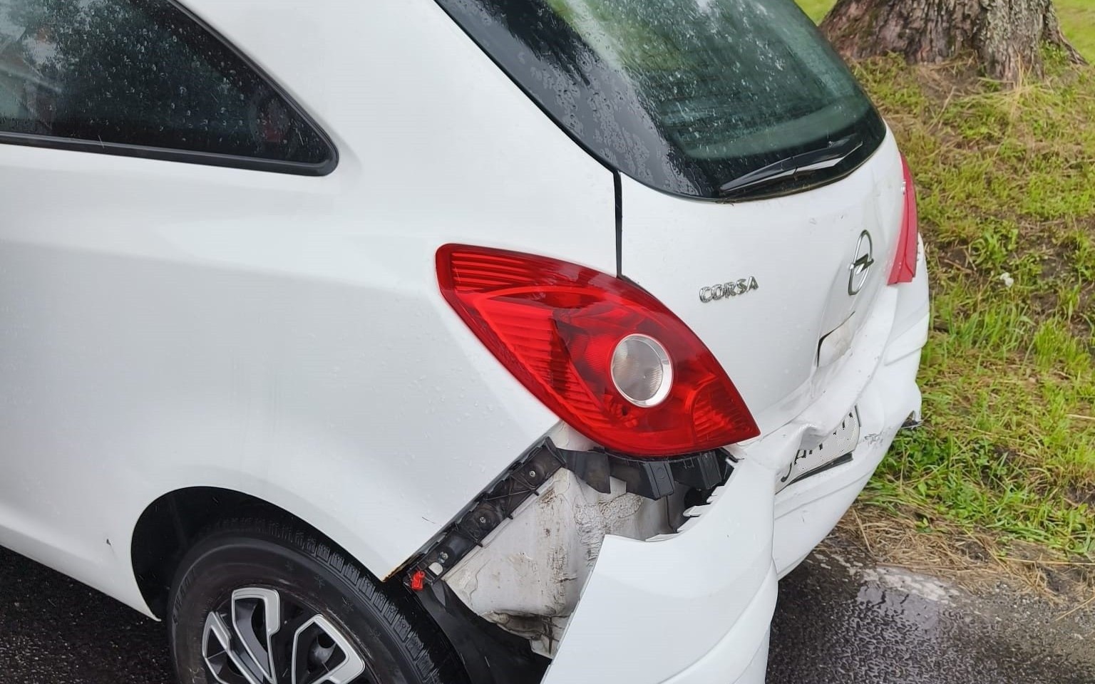 Zdarzenie drogowe we Włosienicy: Policja apeluje o ostrożność na drogach