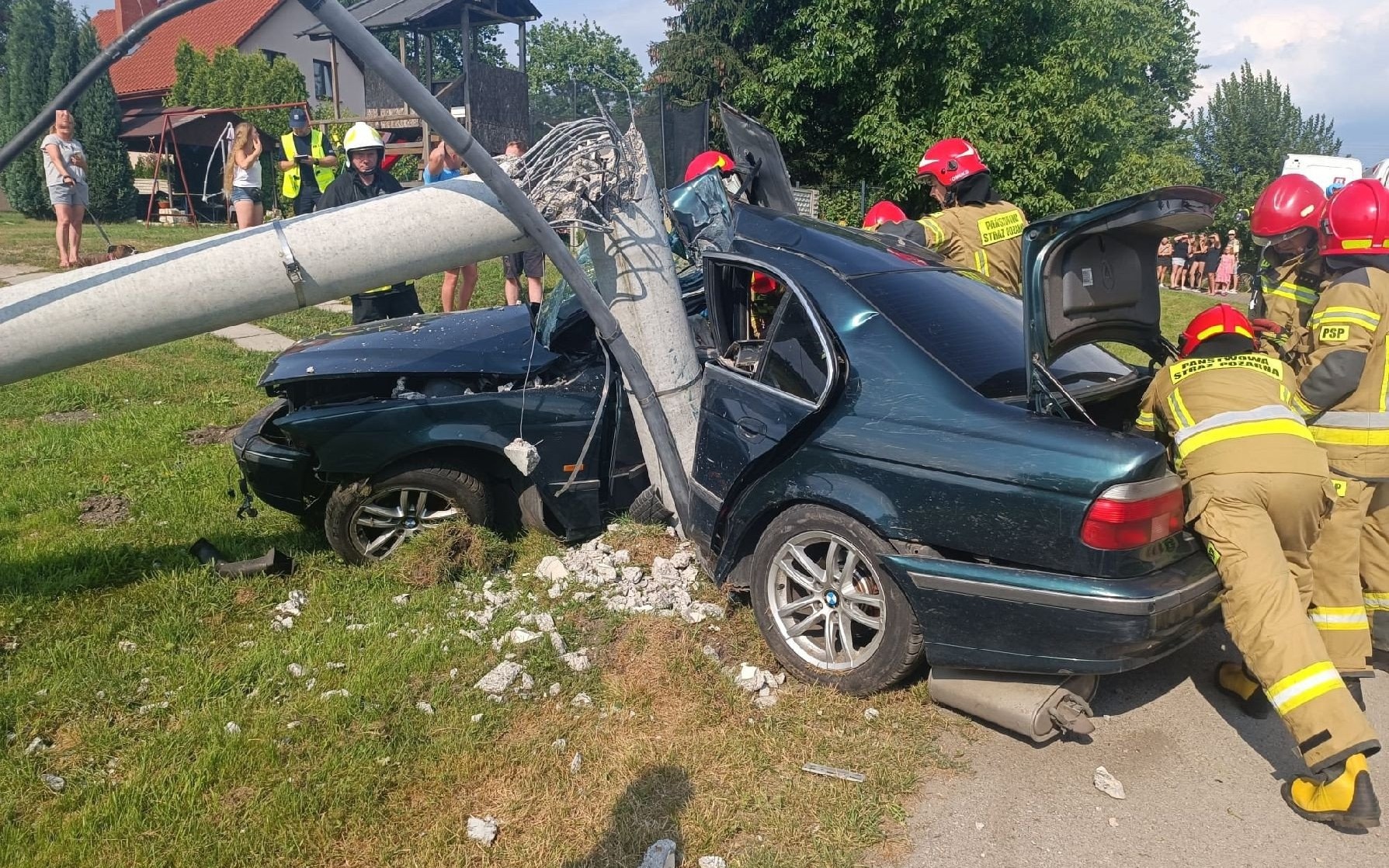 Wypadek w Chełmku: BMW rozbite o słup elektryczny – kierowca zakleszczony