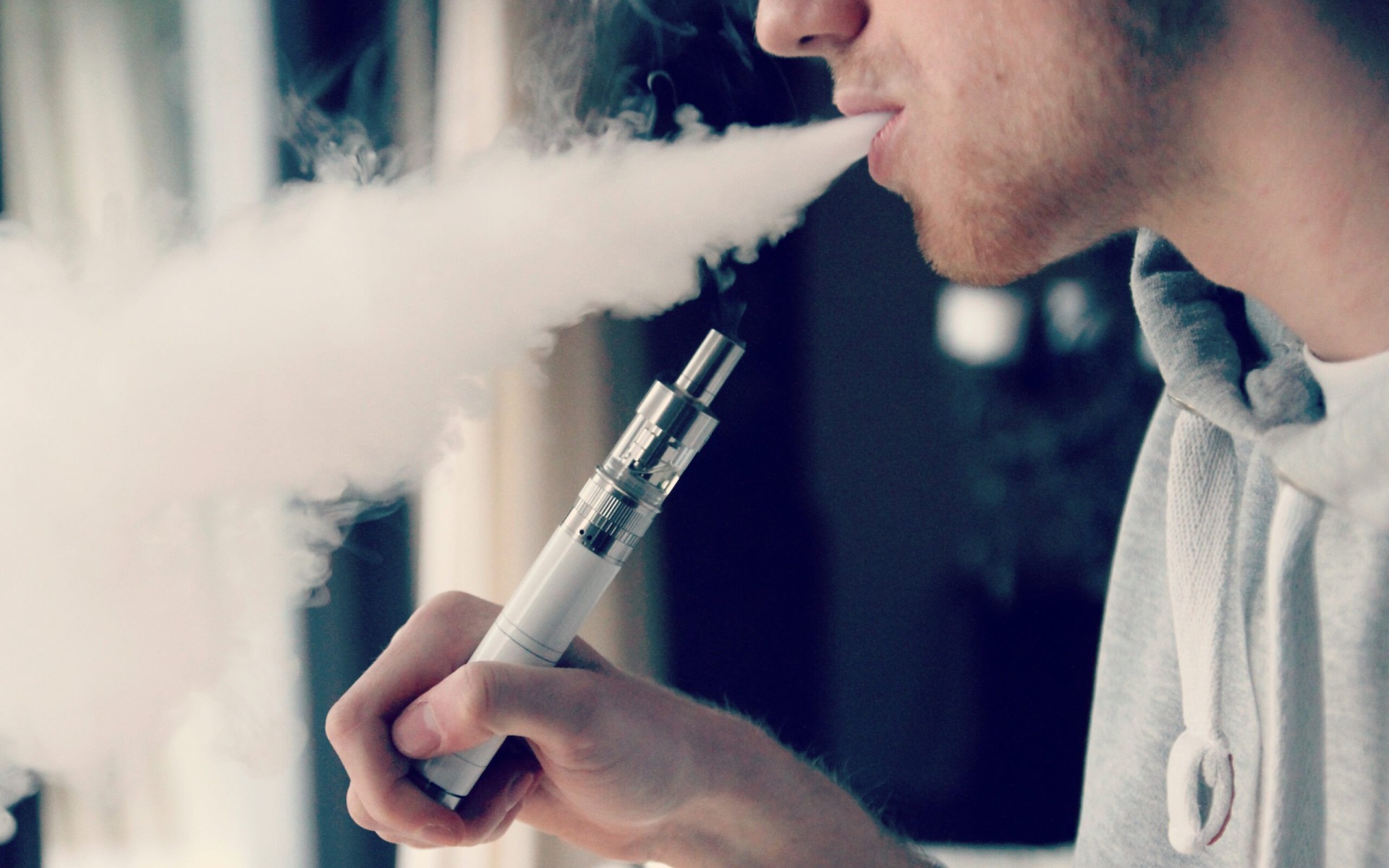 E-papierosy pod lupą: Czy są mniej szkodliwe niż tradycyjne papierosy?