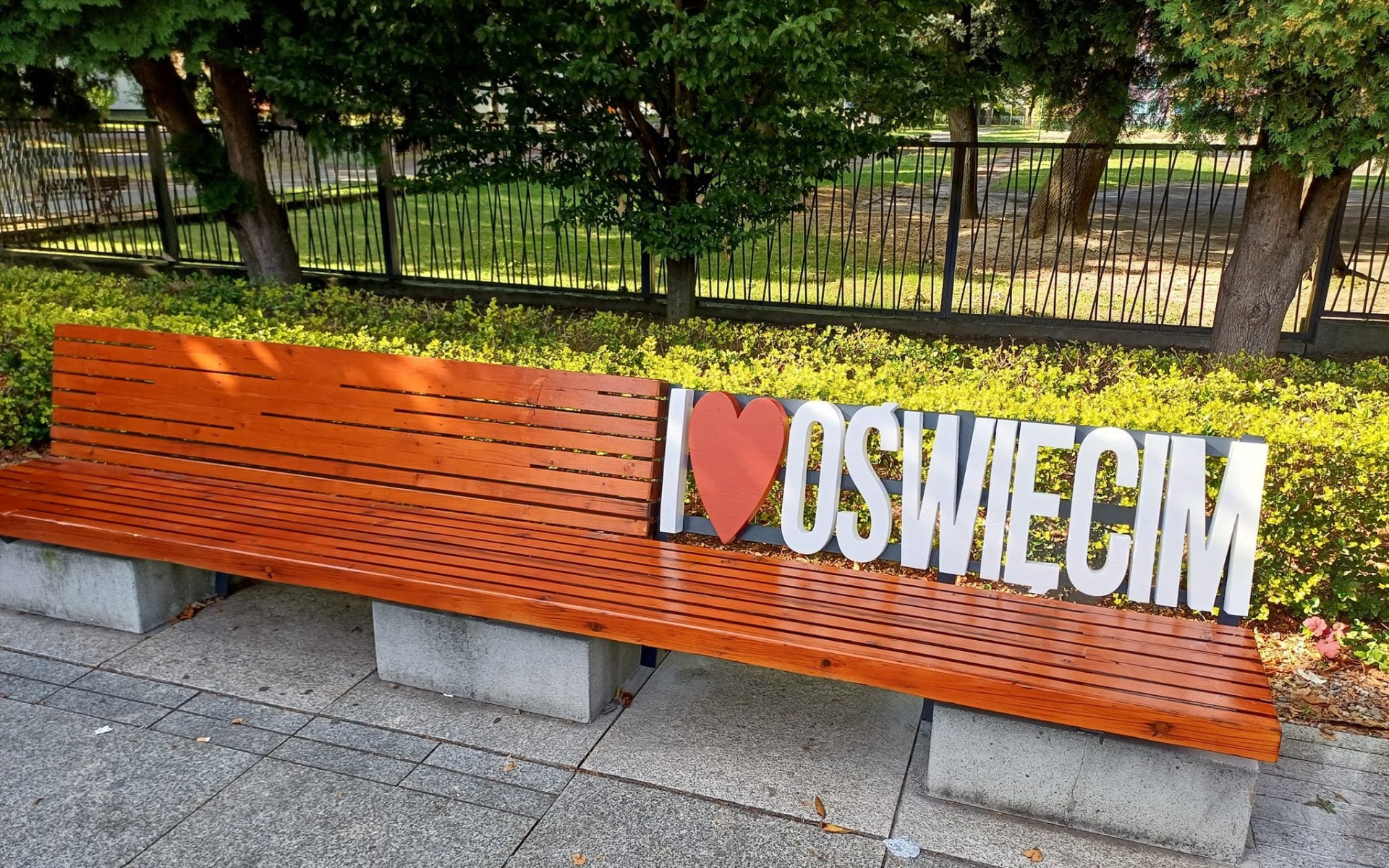 Nowa atrakcja na Placu Pokoju: ławeczka „I Love Oświęcim”