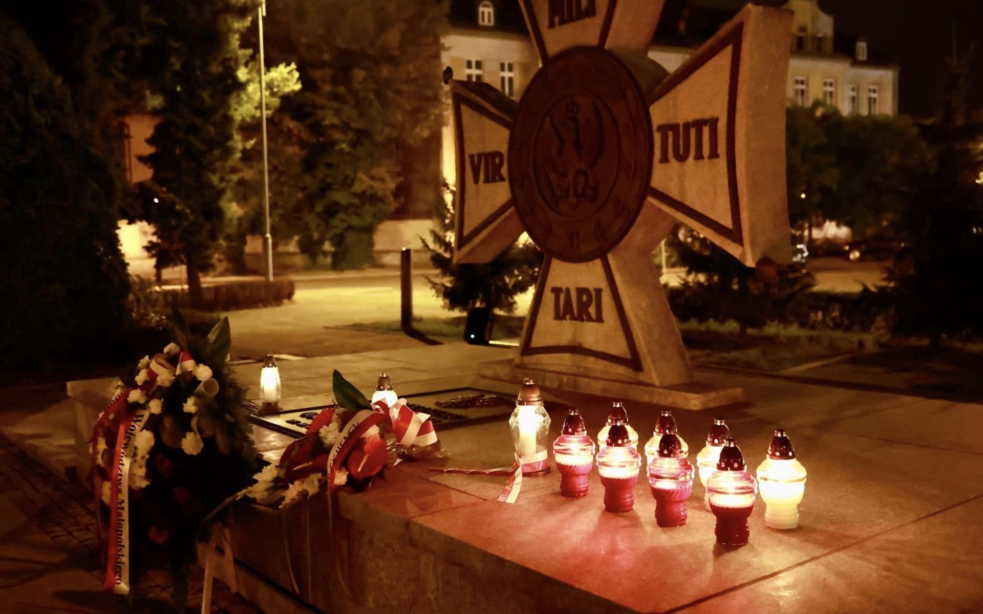 O 4:45 upamiętnili ofiary II Wojny Światowej na Placu Kościuszki w Oświęcimiu