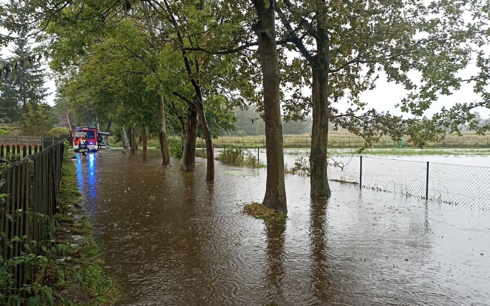 Alarm przeciwpowodziowy w Brzeszczach! Ewakuacja 4 mieszkańców – wizyta wicepremiera Kosiniaka-Kamysza