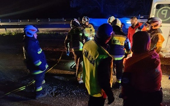 Dramatyczna akcja ratunkowa w Brzeszczach: Policjanci wydobyli mężczyznę z błota powodziowego!