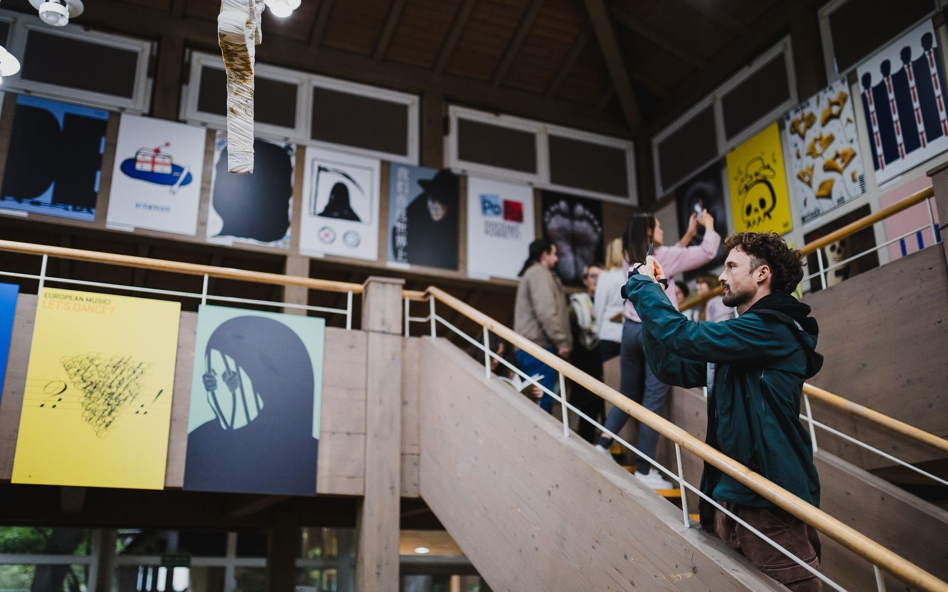 Najmocniejsze Plakaty Społeczno-Polityczne! Zobacz Poruszającą Wystawę w Oświęcimiu