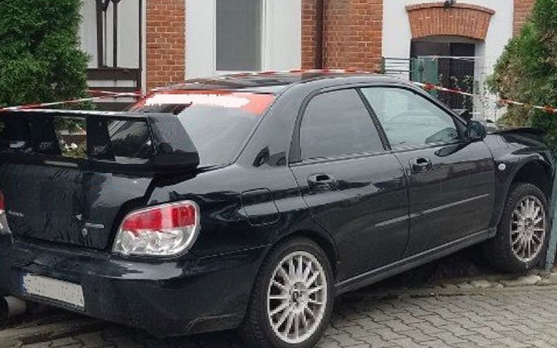 Brzeszcze: Pijany kierowca Subaru taranuje ogrodzenie i ucieka z miejsca zdarzenia!